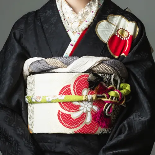 成人式の振袖コーデ。刺繍衿とパールで彩るクラシカルな衿元