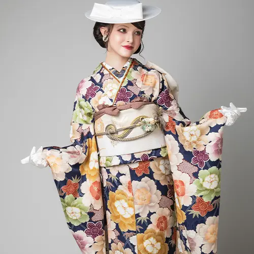 牡丹と椿が咲く濃紺の振袖が品よく華やぐ成人式コーデ