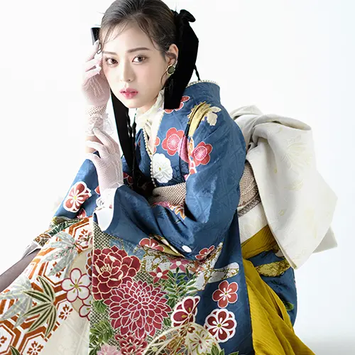 成人式の振袖、菊や椿と亀甲柄が華やかな大正ロマンスタイル