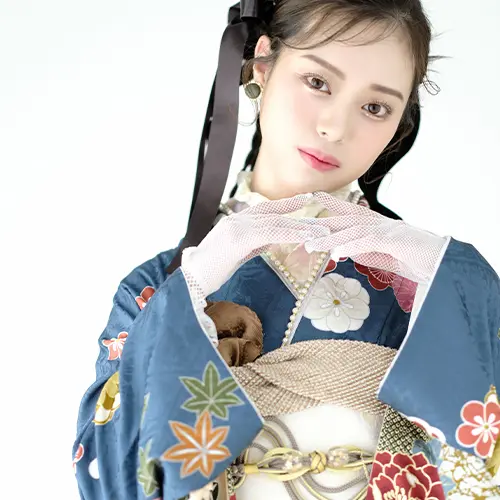 成人式の振袖に白いレースのグローブを合わせたクラシカルな装い