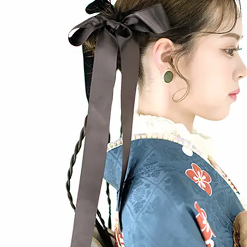 成人式の振袖にグリーンの石イヤリングとレース衿を合わせた装い