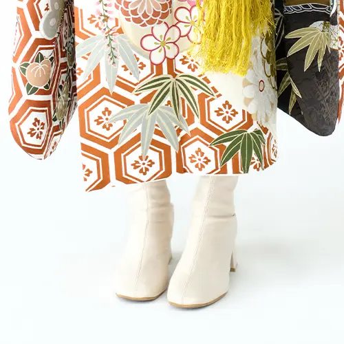 成人式の振袖に白のブーツを合わせた和洋折衷の大正ロマンコーデ