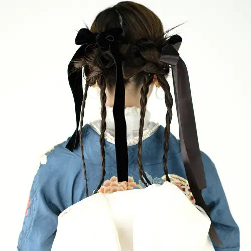 成人式の振袖、大きな黒リボンを編み込み髪に飾った大正ロマンヘア