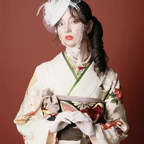 白いレースグローブが手元を彩る。振袖に繊細な表情を添えた大正ロマンの装い。
