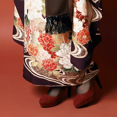 深紅のパンプスが足元に気品を宿す。振袖に洋のエッセンスを添えたクラシカルな成人式スタイル。