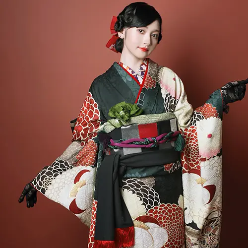 成人式の振袖、黒と赤の帯と志古貴が映える大正ロマンの装い