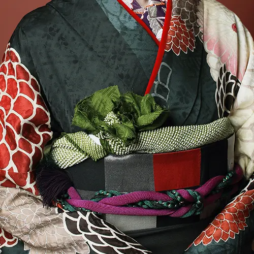 刺繍衿と赤の重ね衿、花のような帯揚げが印象的な成人式振袖