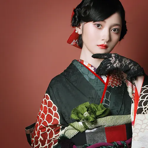 黒レースのグローブが上品な手元を演出する大正ロマンの振袖スタイル